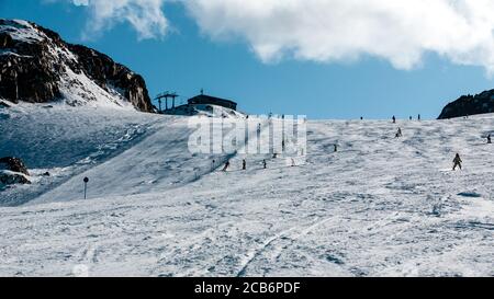 Stubai, Austria - 2 Novembre 2011: gli snowboarder e sciatori a cavallo alle pendici del Ghiacciaio dello Stubai, Alpi ski resort in Austria. Foto Stock