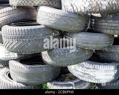 Cumulo grande di pneumatici neri scarico. Discarica immondizia non valida. Concetto di inquinamento ecologico. Foto Stock
