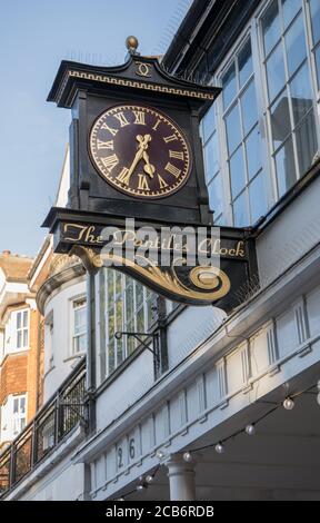 le piastrelle orologio nella zona commerciale di piastrelle royal tunbridge wells kent Foto Stock