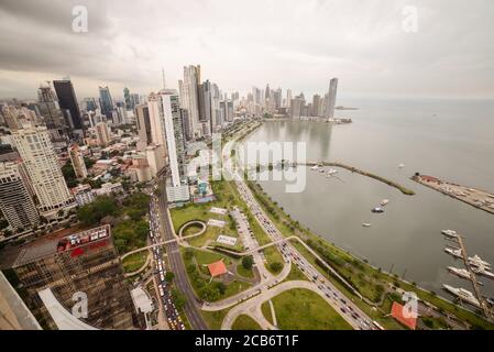 Panama City / Panama - 25 marzo 2016: Ampio paesaggio aereo di grattacieli nel centro finanziario di Panama e lungomare con mare e viali Foto Stock