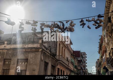 Scarpe appese su una strada a la Habana Foto Stock