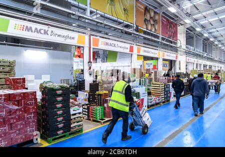 Personale e clienti al Birmingham Wholesale Market. Il più grande mercato integrato del Regno Unito che fornisce attività di commercio di frutta e verdura, pesce, pollame, carne e fiori in un unico sito. L'attuale struttura è stata aperta nel maggio 2018. Foto Stock