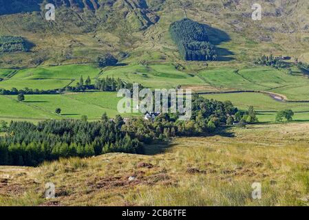 Guardando verso il basso il fertile pavimento della Valle di Glen Clova, con il Glen Clova Hotel visto nascosto tra gli alberi vicino al fiume. Foto Stock