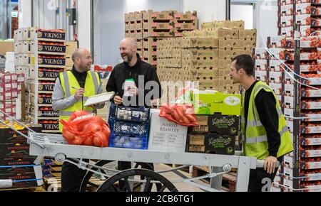 Personale e clienti al Birmingham Wholesale Market. Il più grande mercato integrato del Regno Unito che fornisce attività di commercio di frutta e verdura, pesce, pollame, carne e fiori in un unico sito. L'attuale struttura è stata aperta nel maggio 2018. Foto Stock