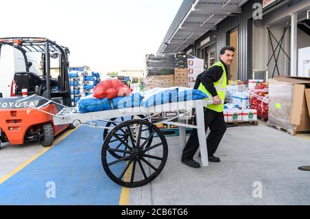 Personale e clienti al Birmingham Wholesale Market. Il più grande mercato integrato del Regno Unito che fornisce attività di commercio di frutta e verdura, pesce, pollame, carne e fiori in un unico sito. L'attuale struttura è stata aperta nel maggio 2018. Foto Stock
