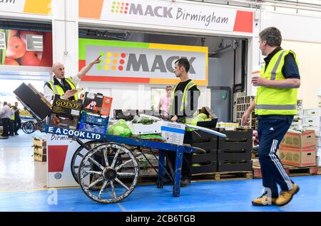 Personale e clienti al Birmingham Wholesale Market. Il più grande mercato integrato del Regno Unito che fornisce attività di commercio di frutta e verdura, pesce, pollame, carne e fiori in un unico sito. L'attuale struttura è stata aperta nel maggio 2018. Foto Stock