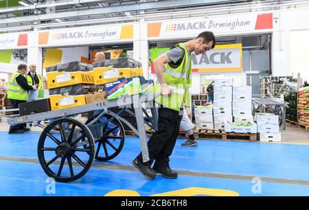 Personale e clienti al Birmingham Wholesale Market. Il più grande mercato integrato del Regno Unito che fornisce attività di commercio di frutta e verdura, pesce, pollame, carne e fiori in un unico sito. L'attuale struttura è stata aperta nel maggio 2018. Foto Stock