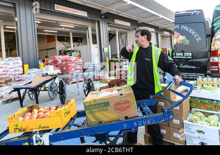 Personale e clienti al Birmingham Wholesale Market. Il più grande mercato integrato del Regno Unito che fornisce attività di commercio di frutta e verdura, pesce, pollame, carne e fiori in un unico sito. L'attuale struttura è stata aperta nel maggio 2018. Foto Stock