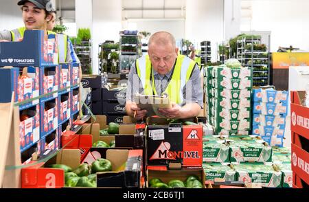 Personale e clienti al Birmingham Wholesale Market. Il più grande mercato integrato del Regno Unito che fornisce attività di commercio di frutta e verdura, pesce, pollame, carne e fiori in un unico sito. L'attuale struttura è stata aperta nel maggio 2018. Foto Stock