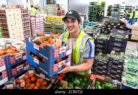 Personale e clienti al Birmingham Wholesale Market. Il più grande mercato integrato del Regno Unito che fornisce attività di commercio di frutta e verdura, pesce, pollame, carne e fiori in un unico sito. L'attuale struttura è stata aperta nel maggio 2018. Foto Stock