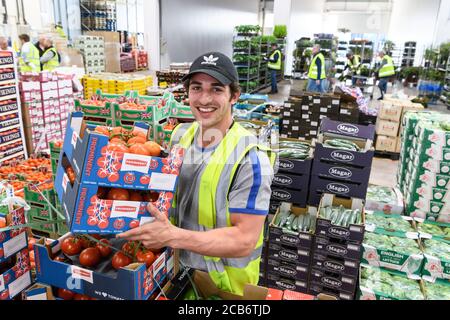 Personale e clienti al Birmingham Wholesale Market. Il più grande mercato integrato del Regno Unito che fornisce attività di commercio di frutta e verdura, pesce, pollame, carne e fiori in un unico sito. L'attuale struttura è stata aperta nel maggio 2018. Foto Stock