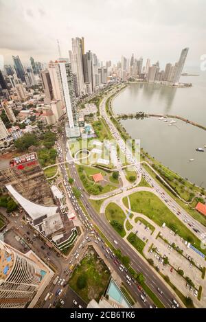 Panama City / Panama - 25 marzo 2016: Ampio paesaggio aereo di grattacieli nel centro finanziario di Panama e lungomare con mare e viali Foto Stock