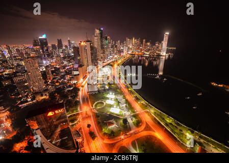 Panama City / Panama - 25 marzo 2016: Ampio paesaggio aereo di grattacieli nel centro finanziario di Panama e lungomare con mare e viali durante la notte Foto Stock