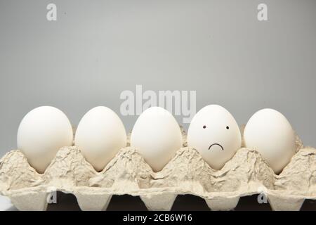 Viso triste e depresso illustrato su un uovo Foto Stock
