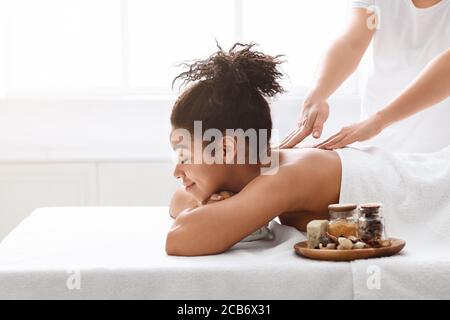Ragazza africana che torna massaggio con aromaterapia Foto Stock