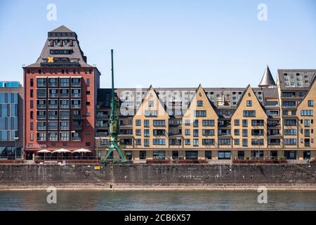 Vista sul fiume Reno fino all'edificio degli uffici Silo 23, un antico granaio e al vecchio magazzino del porto di Rheinau, Colonia, Germania. ue di Blick Foto Stock