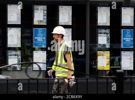 Leicester, Leicestershire, Regno Unito. 11 agosto 2020. I lavoratori del settore edile passano davanti a un'agenzia per l'occupazione dopo che i dati hanno dimostrato che l'occupazione nel Regno Unito è diminuita di più in oltre un decennio. Credit Darren Staples/Alamy Live News. Foto Stock