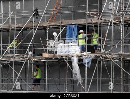 Leicester, Leicestershire, Regno Unito. 11 agosto 2020. I lavoratori edili rinnovano un edificio dopo che i dati hanno dimostrato che l'occupazione nel Regno Unito è diminuita di più in oltre un decennio. Credit Darren Staples/Alamy Live News. Foto Stock