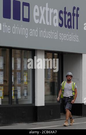 Leicester, Leicestershire, Regno Unito. 11 agosto 2020. I lavoratori del settore edile passano davanti a un'agenzia per l'occupazione dopo che i dati hanno dimostrato che l'occupazione nel Regno Unito è diminuita di più in oltre un decennio. Credit Darren Staples/Alamy Live News. Foto Stock