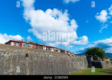 Bastione di San Felipe della cittadella, quartiere storico, città di Hondarribia, baia di Txingudi, catena montuosa di Jaizkibel, provincia di Gipuzkoa, Paesi Baschi, Spa Foto Stock