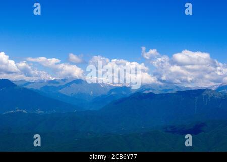 Paesaggio montano e vista della catena montuosa caucasica a Racha, Georgia Foto Stock