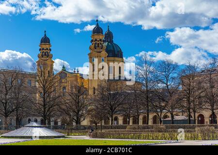 Vista della Chiesa Teatina di San Cajetan dall'Hofgarden di Monaco, Germania Foto Stock