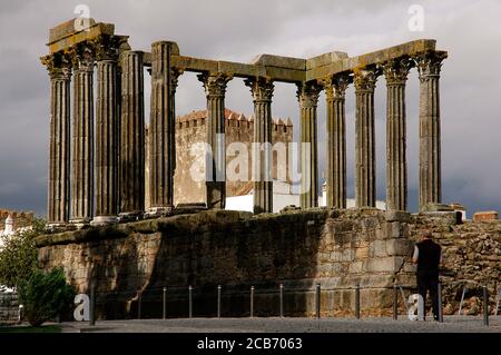 Portogallo. Tempio romano di Evora. E' stato costruito nel i secolo d.C. e modificato nel II e III secolo. Vista del colonnato. Architrave, fregio e capitelli Corinzi. Foto Stock