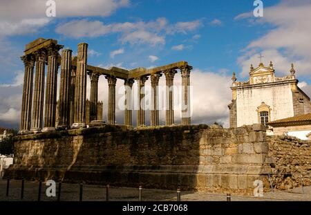 Portogallo. Tempio romano di Evora. E' stato costruito nel i secolo d.C. e modificato nel II e III secolo. Vista del colonnato con architrave, fregio e capitelli Corinzi. Foto Stock