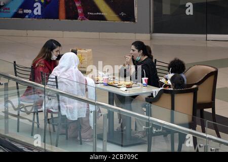 (200811) -- ISLAMABAD, 11 agosto 2020 (Xinhua) -- la gente mangia ad un'area alimentare in un centro commerciale a Islamabad, capitale del Pakistan il 10 agosto 2020. Il governo pakistano ha annunciato di allentare la maggior parte delle restanti restrizioni COVID-19 del paese da lunedì, tra cui l'apertura di teatri, cinema e ristoranti, secondo i media locali. (Xinhua/Ahmad Kamal) Foto Stock