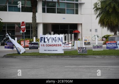 Coral Springs, Florida, Stati Uniti. 10 agosto 2020. Una visione generale come il voto precoce inizia nella contea di Broward per le elezioni primarie 2020 alla biblioteca pubblica di Coral Springs come Florida casi goccia che riporta più di 4,155 nuovi casi COVID-19 Lunedi il numero totale di casi in Florida è ora 536,961 il 10 agosto 2020 a Coral Springs, Florida. Credit: Mpi04/Media Punch/Alamy Live News Foto Stock