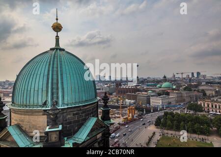 Berliner Dom con l'estesa riqualificazione della città di fronte - principalmente il sito del vecchio Parlamento della Germania dell'Est (Palast der Republik). Foto Stock
