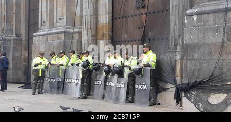 La polizia colombiana e l'esercito pattugliano per le strade durante le proteste nel centro della città. Bogota / Colombia - 27 novembre 2019. Foto Stock