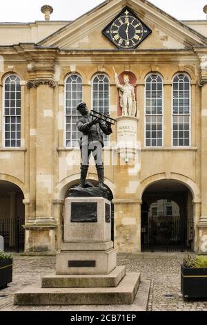 La statua di Charles Stewart Rolls e la scultura di Henry V all'esterno della Shire Hall. Agincourt Square, Monmouth, Monmouthshire, Galles, Regno Unito, Gran Bretagna Foto Stock