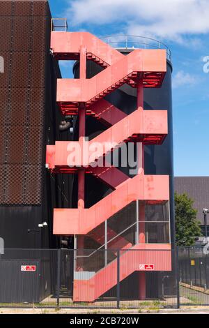 Inghilterra Londra Stratford Hackney Wick Queen Elizabeth Park Lee Valley edificio moderno e contemporaneo, luminoso color rosa, con caminetto esterno Foto Stock