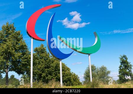Inghilterra Londra Stratford Hackney Wick Queen Elizabeth Park logo Paralimpico Segno rosso blu verde Lee Valley blu cielo nuvole alberi Foto Stock