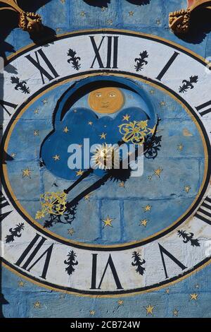 Orologio astronomico con una mano del 1751, decorato con stelle d'oro e pareti di sole e luna dipinte su pietra. Su una parete esterna della Cattedrale di Saint Lazarus, Autun, Saône-et-Loire, Bourgogne-Franche-Comté, Francia. Questo orologio ha sostituito un orologio molto più vecchio del 1484. Foto Stock