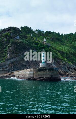 Faro luminoso all'ingresso della città di Hondarribia, la catena montuosa di Jaizkibel, provincia di Gipuzkoa, Paesi Baschi, Spagna, Europa Foto Stock