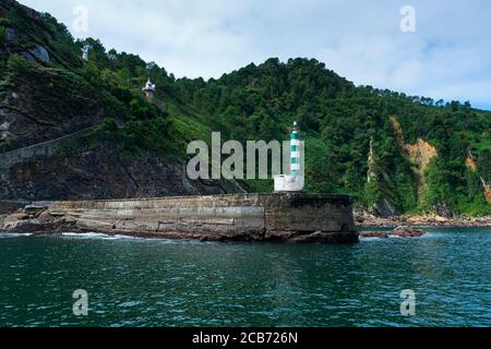 Faro luminoso all'ingresso della città di Hondarribia, la catena montuosa di Jaizkibel, provincia di Gipuzkoa, Paesi Baschi, Spagna, Europa Foto Stock
