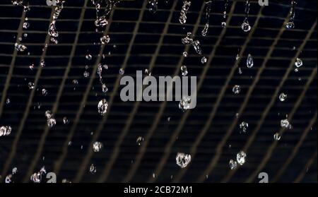 caduta gocce d'acqua da muro con piastrelle vintage primo piano sfondo astratto Foto Stock
