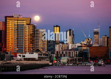 Skyline di Melbourne al tramonto a Victoria Australia Foto Stock