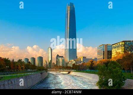 Skyline di edifici nel quartiere di Providencia con Rio Mapocho (fiume Mapocho) in primo piano, Santiago del Cile Foto Stock