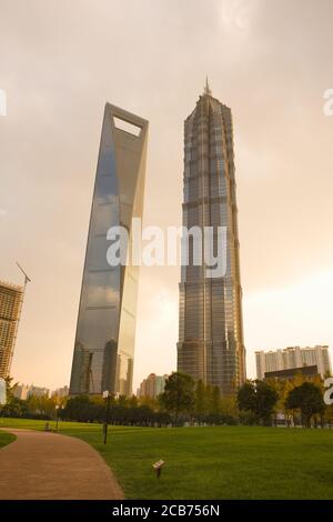 Centro di Greenfield, Pudong, Shanghai, Cina, Asia - SWFC - Shanghai World Financial Center (a sinistra) e Jinmao Tower (a destra) al tramonto. Foto Stock