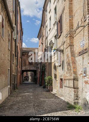 Ferrara, Italia. 6 agosto 2020. Una vista della medievale Volte Street Foto Stock