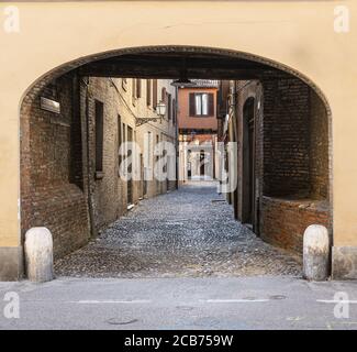 Ferrara, Italia. 6 agosto 2020. Una vista della medievale Volte Street Foto Stock