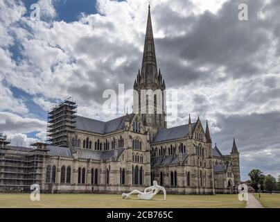 La cattedrale di Salisbury si distingue chiaramente contro un cielo minaccioso Questa foto è stata scattata in un giorno tempestoso di agosto Foto Stock