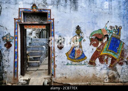 Dipinti tradizionali su un muro nella città vecchia di Bundi nel Rajasthan, India. Foto Stock