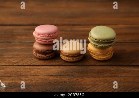 Dolci, deliziosi e colorati biscotti macaroon sulla superficie di legno Foto Stock