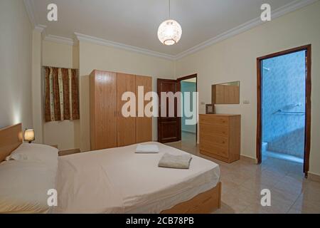 Interior design decor e arredamento di lusso home mostra la camera da letto che mostra di mobili e letto doppio Foto Stock