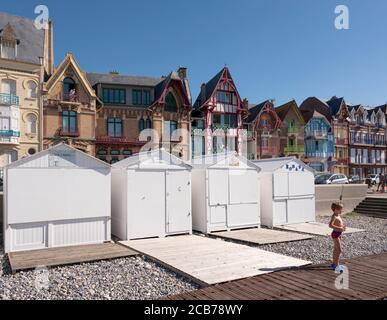 cabine spiaggia e case colorate di mers les bains in normandia francese Foto Stock