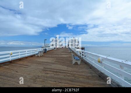 Malibu molo nella California meridionale, costa del Pacifico, Stati Uniti. Vista sull'Oceano Pacifico Foto Stock